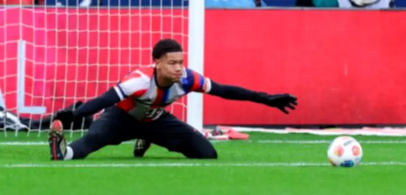 Leonard Prescott: Der 16-jährige Torwart des FC Bayern im Rampenlicht