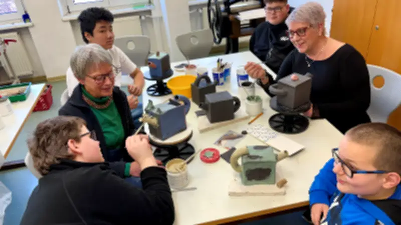 Levana-Schüler in Eisleben gestalten mit Künstlerin Renée Reichenbach einzigartige Keramikkannen