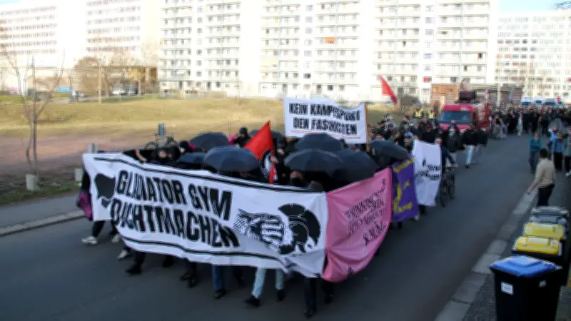 Linke Demonstranten fordern Schließung von Gladiator Fight Academy in Halle