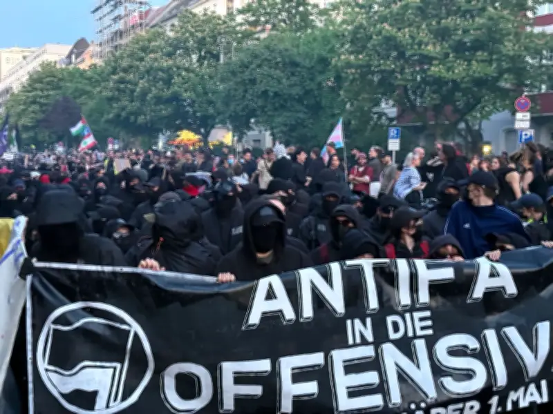 Linksradikale Szene mobilisiert mit aggressiven Parolen zur 1.-Mai-Demo in Berlin