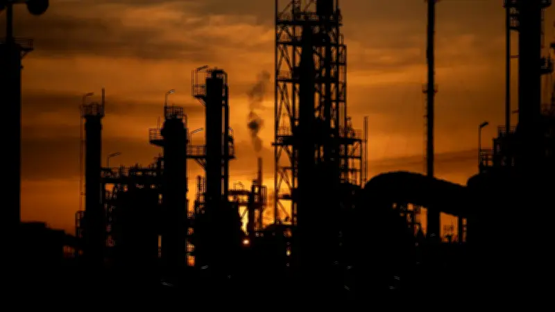 Ölkrise durch blockierte Handelsroute: Experte warnt vor anhaltender Preisexplosion