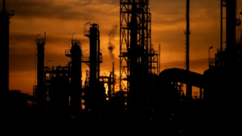 Ölkrise durch blockierte Straße von Hormus: Experte warnt vor anhaltender Preisexplosion