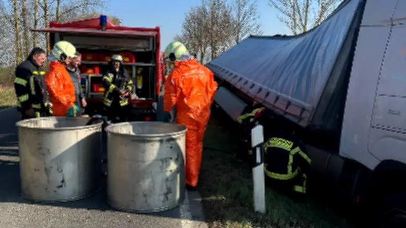 Lkw mit Bierkästen kippt auf B194 um: Vollsperrung bei Borrentin nach spektakulärem Unfall