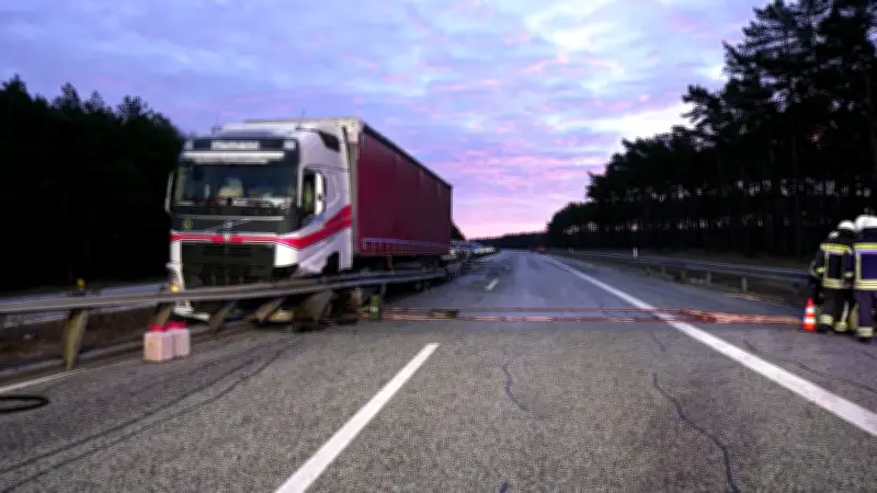 Lkw-Unfall auf A24: Autobahn Berlin-Hamburg nach Leitplankendurchbruch gesperrt