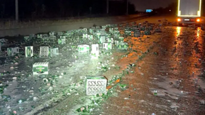 Lkw verliert 100 Bierkisten auf A281: Unfreiwillige Bierdusche führt zu Autobahnsperrung