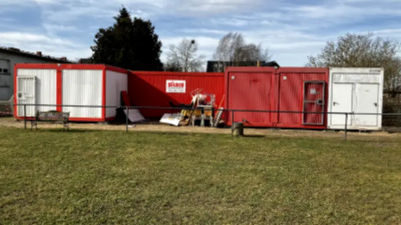 LSG Lüssow: Neue Container-Umkleiden und Flutlicht für Sportplatz in Karow