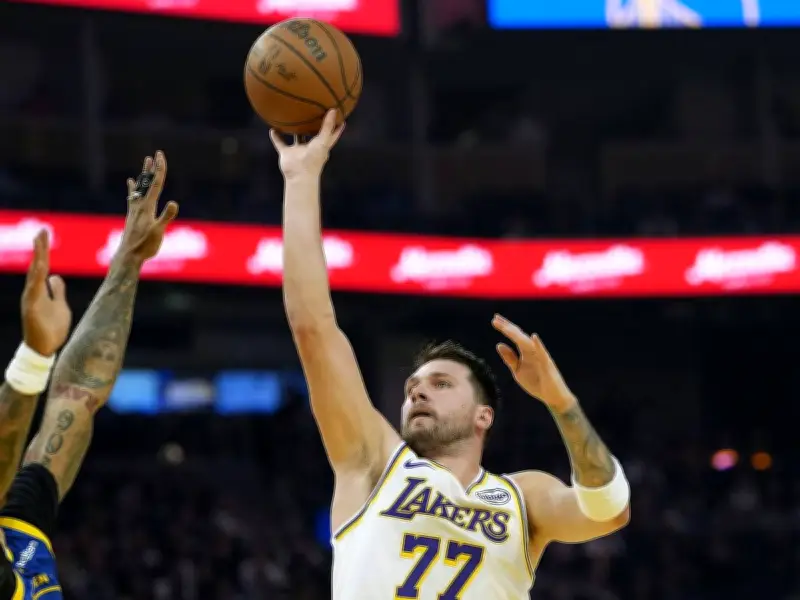 Luka Doncic feiert Geburtstag mit starkem Spiel: Lakers besiegen Warriors deutlich