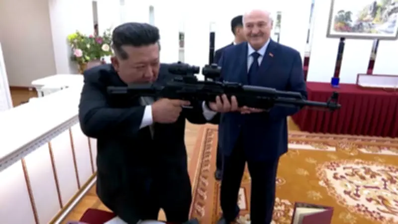 Lukaschenko überreicht Kim Jong-un Gewehr als Staatsgeschenk bei Nordkorea-Besuch