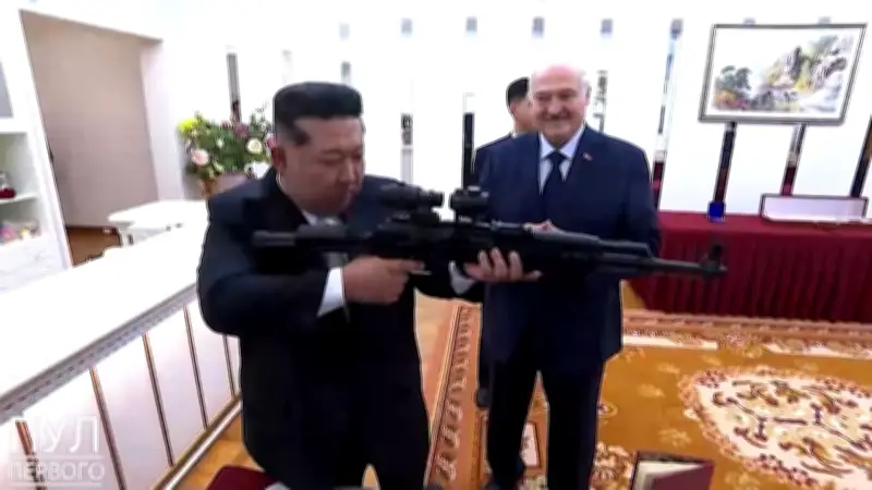 Lukaschenko beschenkt Kim Jong-un mit Gewehr: Diktatoren-Allianz zwischen Belarus und Nordkorea