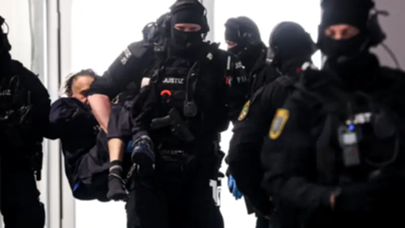 Magdeburg-Prozess: Attentäter Taleb al-Abdulmohsen wird gewaltsam in Gerichtssaal getragen