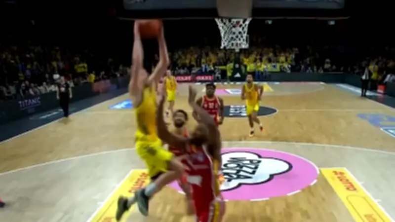 Malte Delows spektakulärer Dunk führt Alba Berlin zum Sieg gegen Würzburg