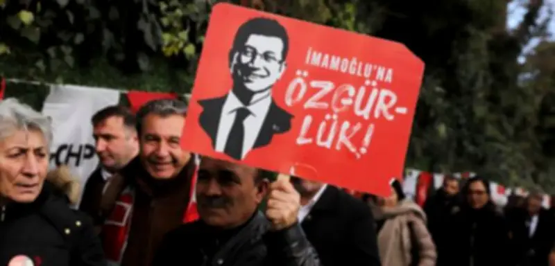 Mammutprozess gegen Erdoğan-Rivalen İmamoğlu: Richter lässt Saal räumen nach Applaus