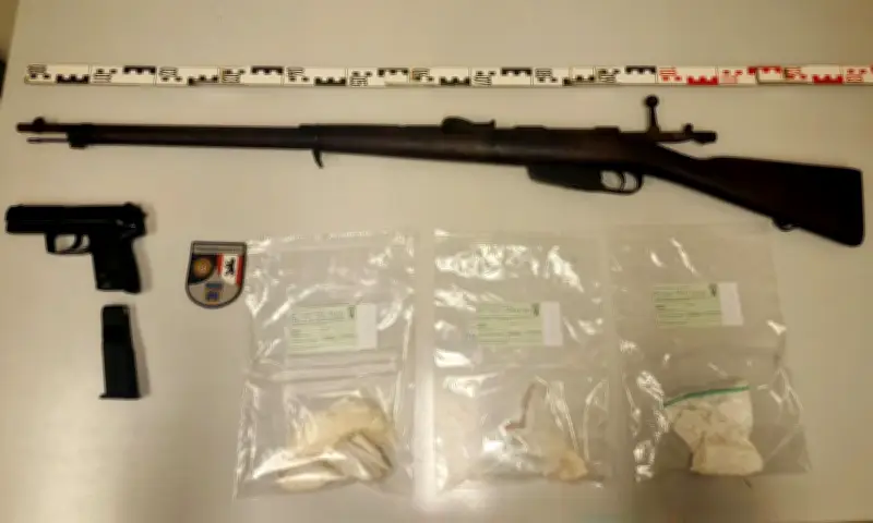 Mann mit entmilitarisiertem Gewehr in Berlin-Charlottenburg gestoppt - Polizei findet weitere Waffe und Drogen