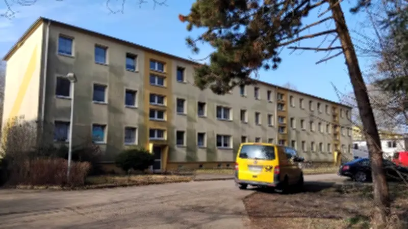 Maskierter Räuber als falscher Postbote: 46-Jährige in Güstrow überfallen und gefesselt