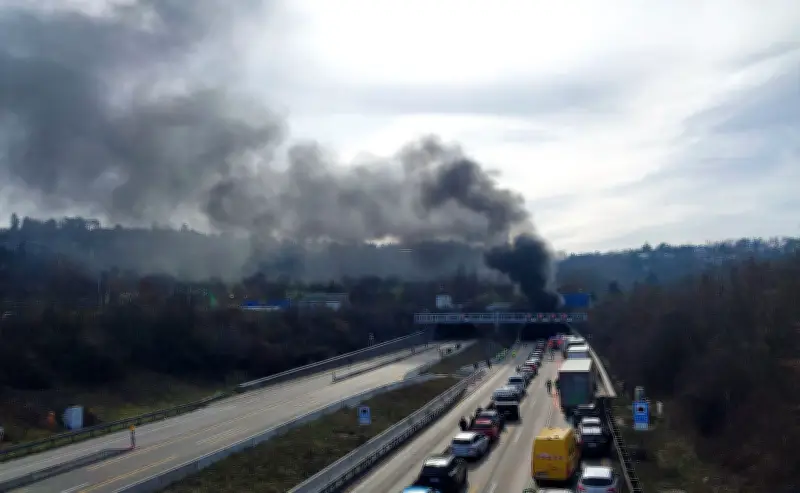 Massiver Tunnelbrand auf A81: Drei Verletzte nach Feuer im Engelbergtunnel