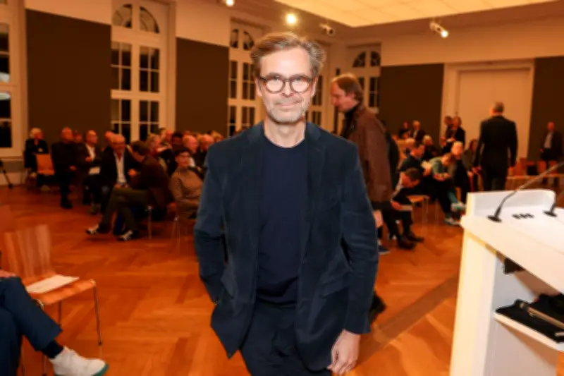 Matthias Matschke im Bürgeramt: Unerwartet reibungsloser Ablauf sorgt für Verwirrung