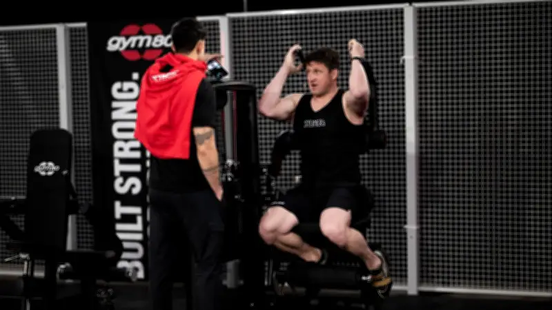 Matthias Steiner stemmt 76.783 Kilo in einer Stunde – IRON CAGE zeigt Monster-Leistung