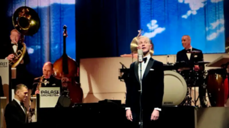 Max Raabe tanzt mit Geigerin von der Bühne – magischer Moment begeistert Schwerin