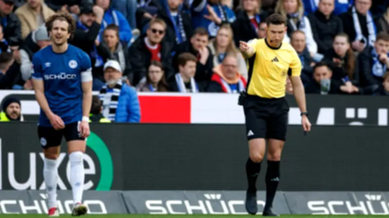 Maximal unglücklich: Dieser Elfmeter sorgt für Kopfschütteln im Fußball