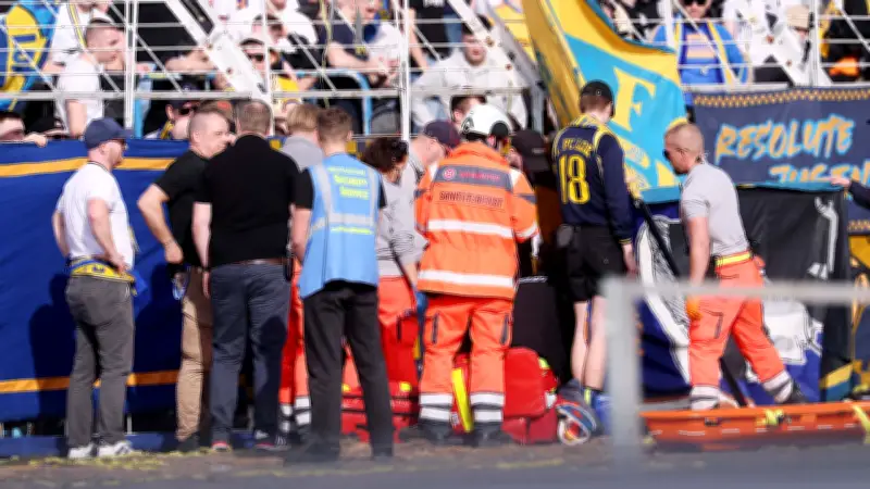 Medizinischer Notfall bei Regionalliga-Spiel: Fan nach Fahnenstangen-Unfall versorgt