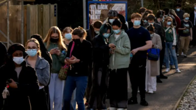 Meningitis-Alarm in England: Party-Wochenende löst Masseninfektionen und Impfschlangen aus