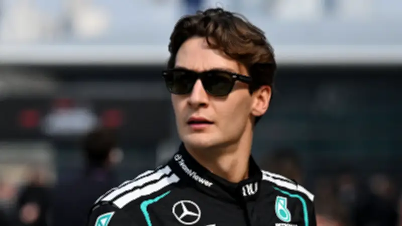 Mercedes-Star George Russell kritisiert Ferrari: „Egoistisch und albern“ nach Rennstart-Debatte