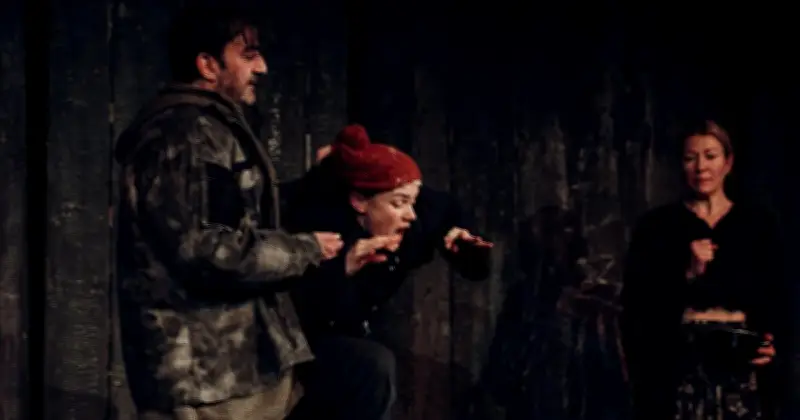 Metropoltheater-Kritik: „Mittwinter“ als intensives Psychogramm kriegsgebeutelter Menschheit