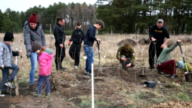 Mikrowald-Pflanzaktion in Klein Trebbow: 320 Bäume und Sträucher für besseres Klima