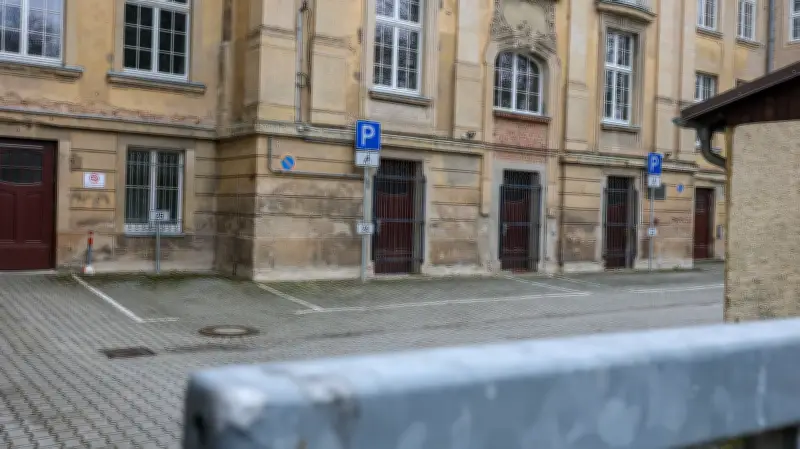 Milliardenschwere Haushaltslücke im Burgenlandkreis: Sparmaßnahmen treffen Busse und Schüler