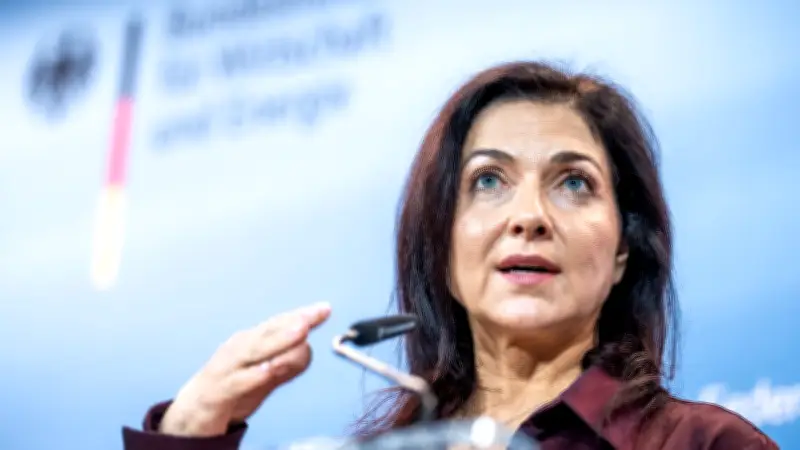 Ministerin Reiche bewirkt Verschiebung der neuen 12-Uhr-Preisregel an Tankstellen