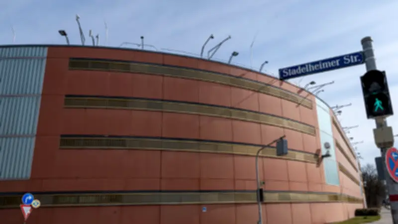 Misshandlungsprozess in München: Justiz-Mitarbeiter sollen nackte Gefangene getreten haben