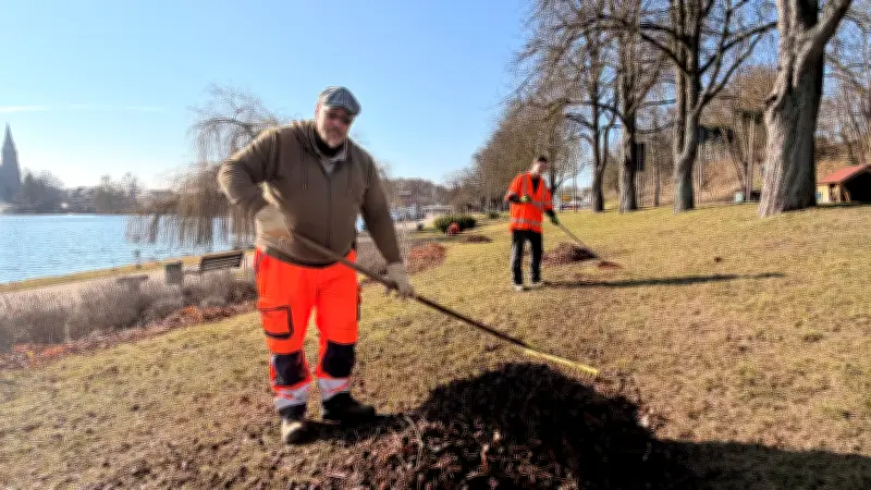 Mit Harke und Humor: Röbeler Stadtbauhof lockt den Frühling herbei