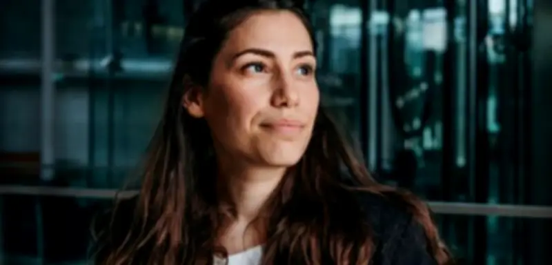 Mittelfinger-Geste im Bundestag: Linken-Politikerin reagiert auf Merz' Zuwanderer-Äußerungen