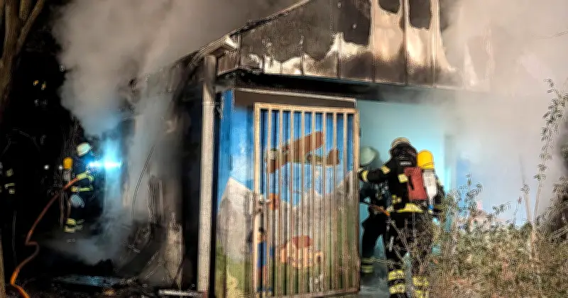München: Feuerwehr löscht brennendes Müllhäuschen in Obergiesing - Übergreifen auf Wohnhaus verhindert