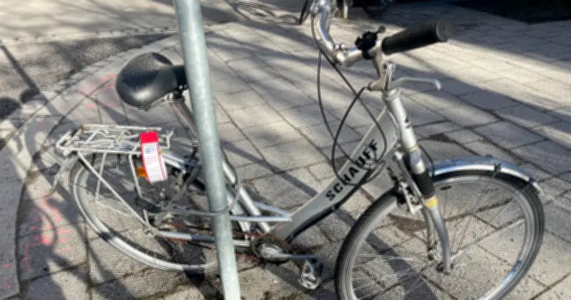 Münchens rote Banderolen: So geht die Stadt gegen Schrotträder vor