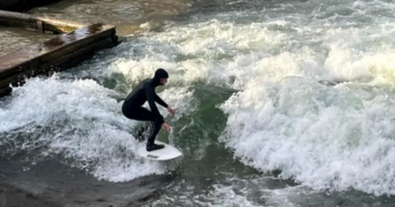 Münchens Surfer in Aufruhr: Eisbachwelle kehrt überraschend zurück - doch nur kurz