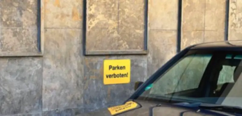 Münchner Gericht: Falschparkerin trägt Mitschuld an Unfall auf Schwimmbadparkplatz