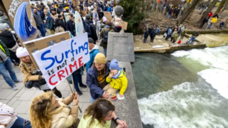 Münchner Surfer demonstrieren für Rückkehr der legendären Eisbachwelle