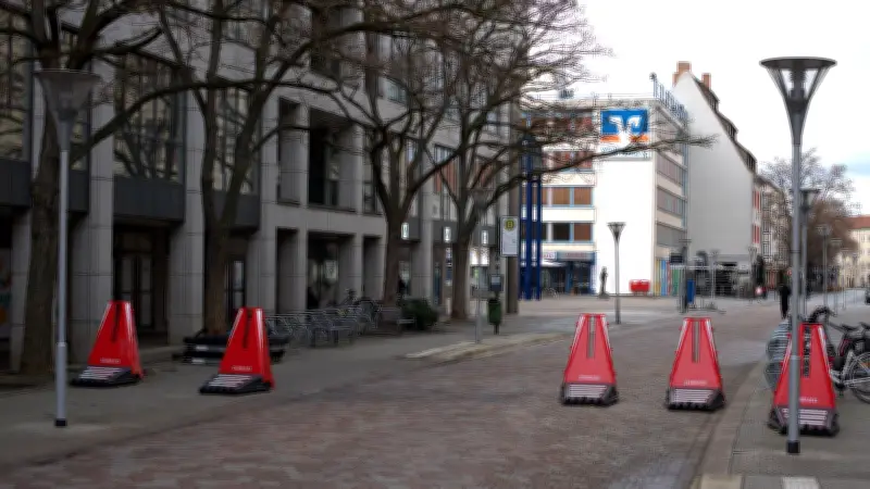 Mobile Antiterrorsperren in Dessau-Roßlau: Dauerhafte Installation statt temporärer Nutzung