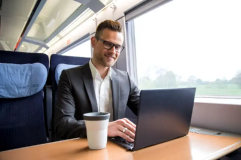 Mobile Arbeit im Zug: Was Arbeitnehmer zu Datenschutz und Meetings wissen müssen
