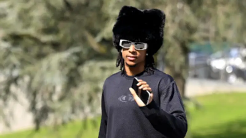 Mode-Experte analysiert Olises 2.530 Euro Micky-Maus-Outfit bei Frankreich-Nationalteam