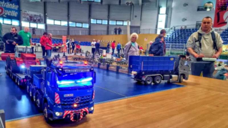 Modellbautreffen in Aschersleben: Ferngesteuerte Trucks begeistern im Ballhaus