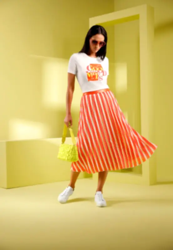 Modetrend Frühjahr 2026: So gelingt die sonnige Kombination von Gelb und Orange