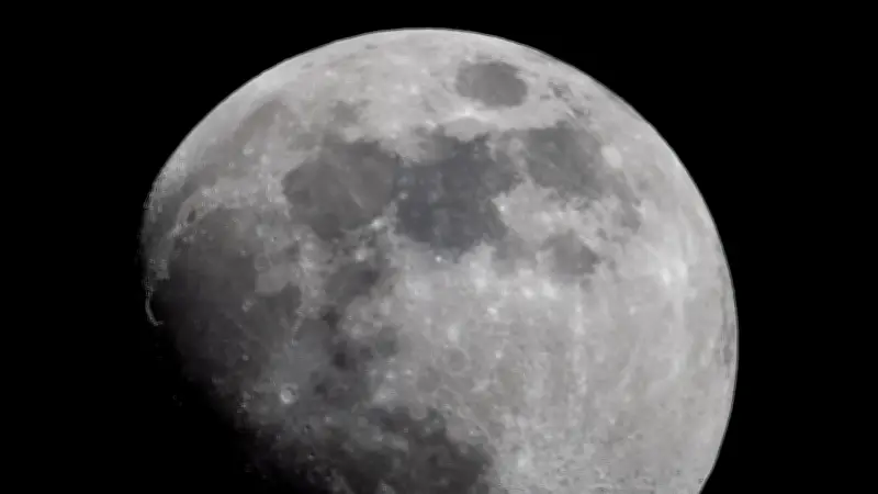 Mond-Goldrausch gestartet: Unternehmen jagen Milliarden-Rohstoffe im All