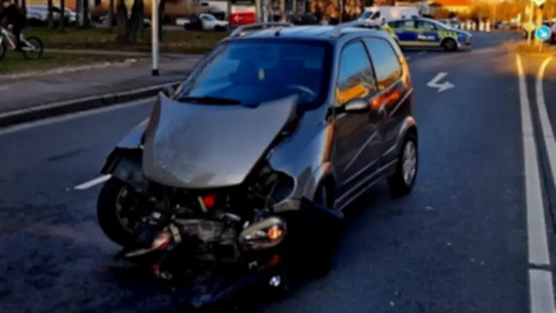 Mopedauto kracht in Bitterfeld auf Skoda: 8.000 Euro Schaden und zwei leicht verletzte Jugendliche