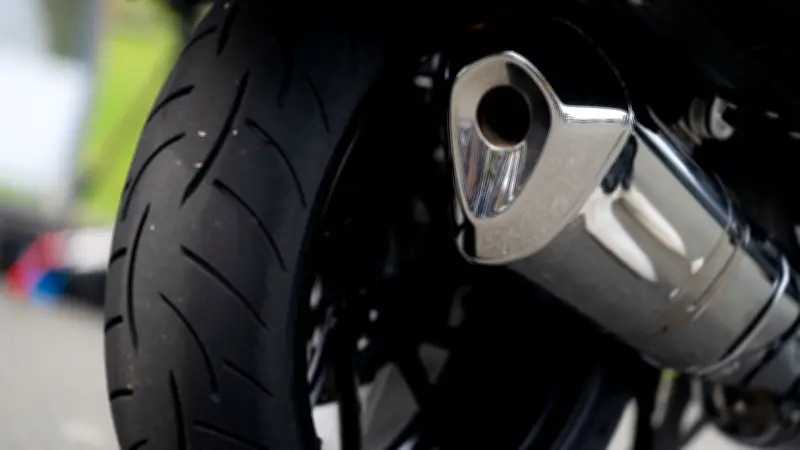 Motorradfahrer (69) flüchtet vor Polizei in Neubrandenburg und stürzt nach Zickzack-Fahrt