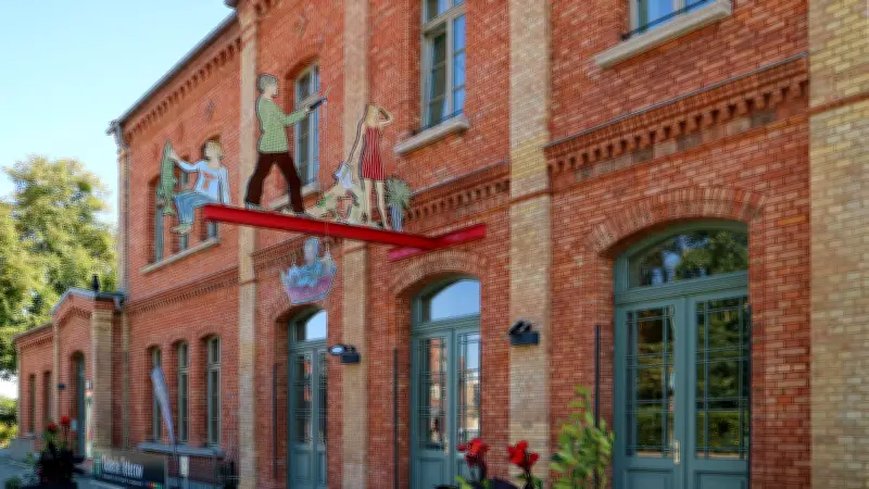 Märchenhafte Kunst lädt zum Frühlingsspaziergang in Teterower Galerie ein