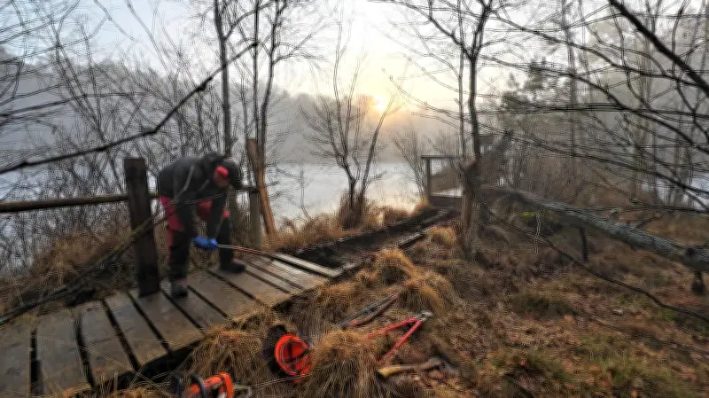 Müritz-Nationalpark: Ranger erneuern Moorsteg an den Wienpietschseen für Besuchersicherheit