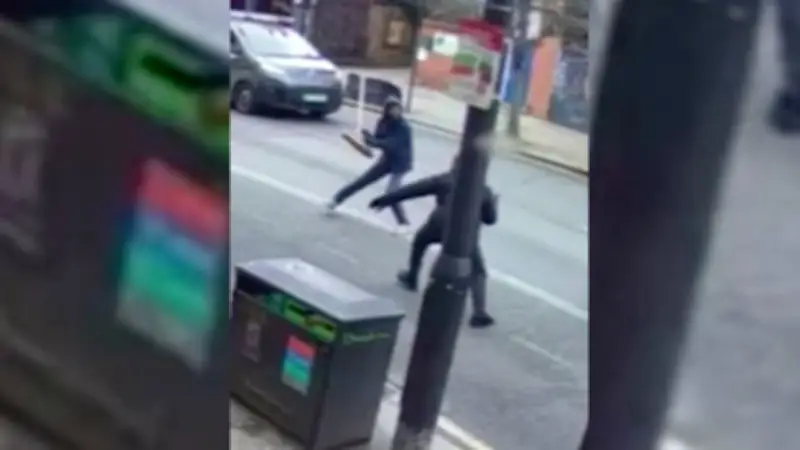 Mutiger Besen-Einsatz: Mann stellt sich Macheten-Räuber in den Weg