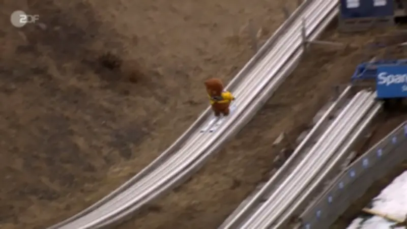 Mutiger Maskottchen-Sprung: Bär wagt sich von Skisprungschanze in Vikersund